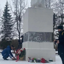 С партийцами, великолучанами, руководством муниципалитета, кадетами и волонтёрами принимаем участие в церемонии возложения цветов к Вечному огню на площади А.Матросова-Героя Советского Союза и к памятнику Неизвестного солдата на Братском захоронении г.Великие Луки!!!