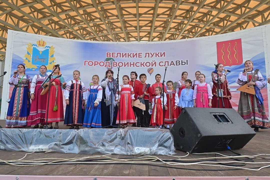 В Великих Луках успешно прошел первый великолукский фестиваль семейного творчества «Семья основа – семья опора»