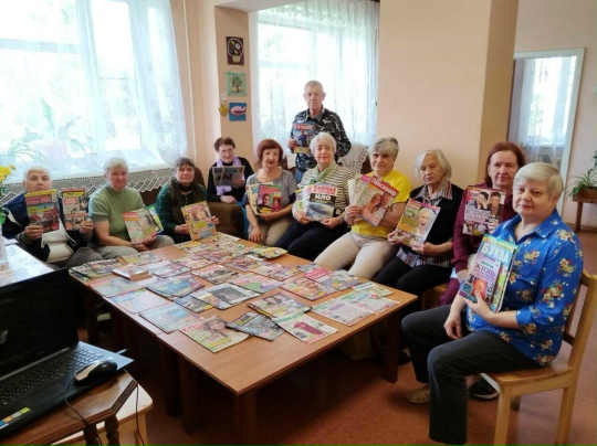 В отделении дневного пребывания граждане пожилого возраста с большим интересом читают журналы, подаренные фондом